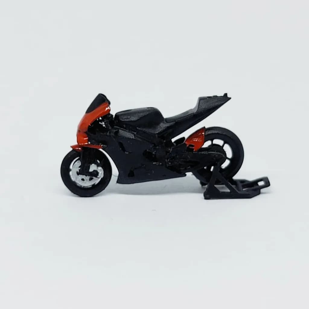 Motor Yamaha YZF-M1 with paddock stand skala 1-64 diorama miniature thumbnail 3