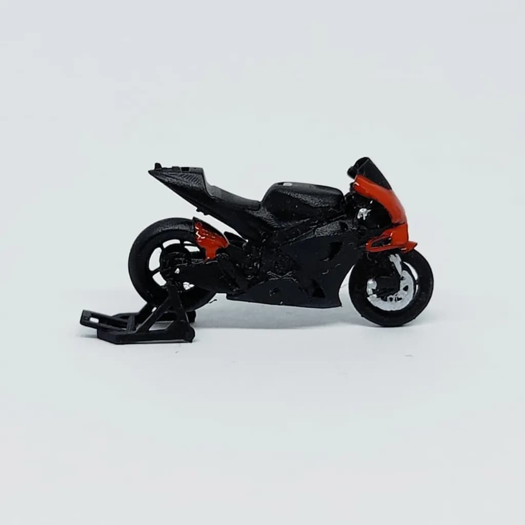 Motor Yamaha YZF-M1 with paddock stand skala 1-64 diorama miniature thumbnail 4