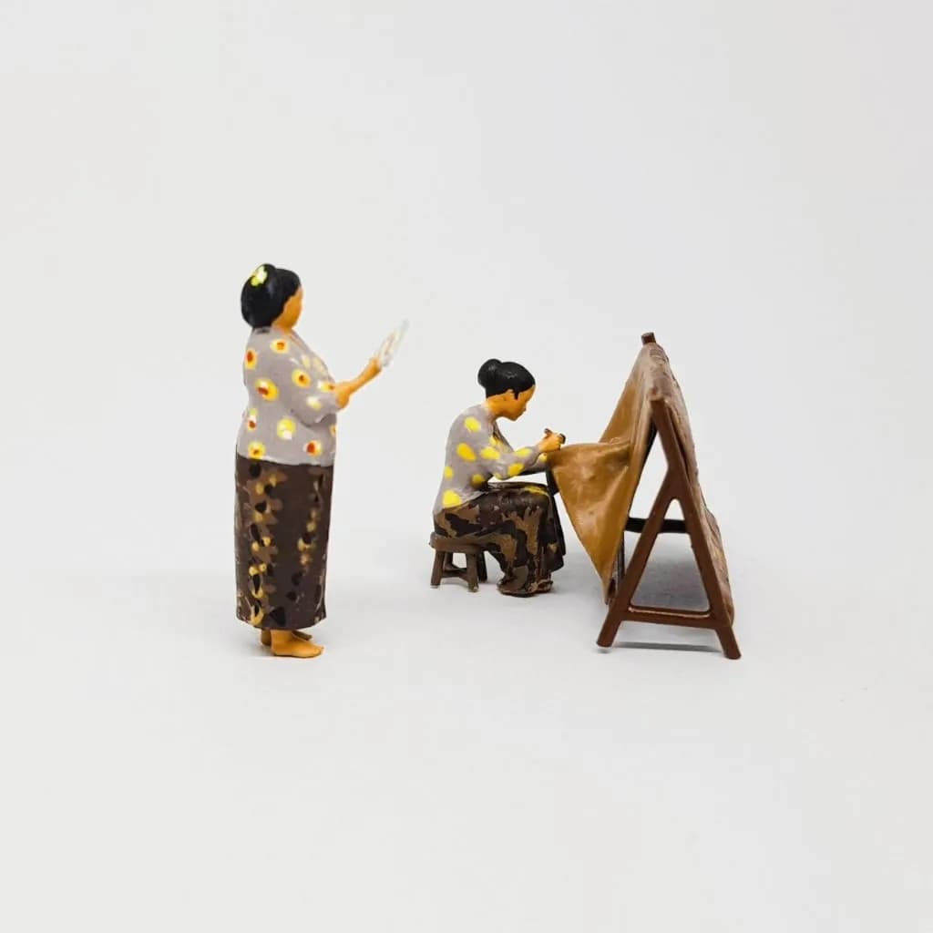 Miniature toy figure ibu Batik dan bu Broto skala 1/64 thumbnail 2