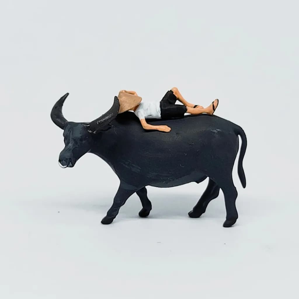 Miniature figure kerbau, anak gembala dan paman cangkul skala 1/64 diorama diecast thumbnail 5