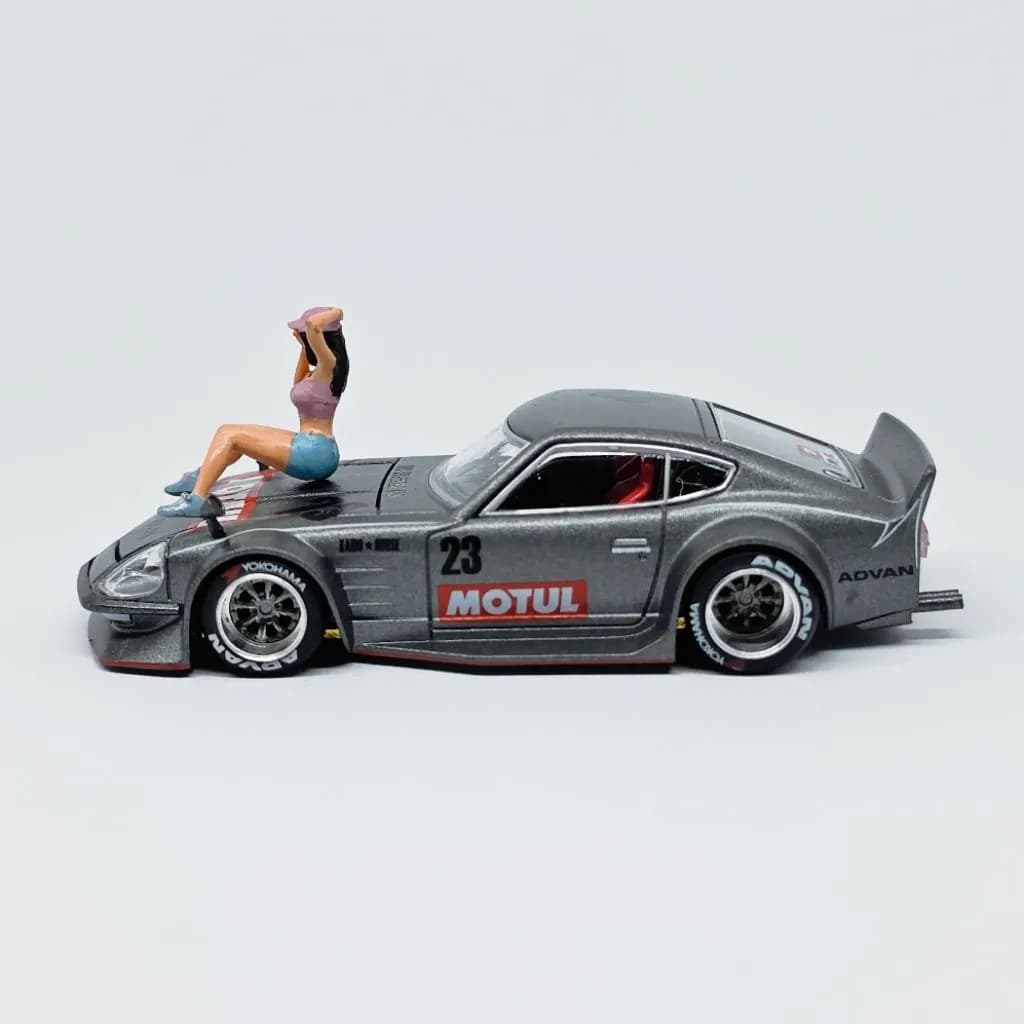 Miniature toy figure Mona photoshoot skala 1/64 diorama diecast thumbnail 2