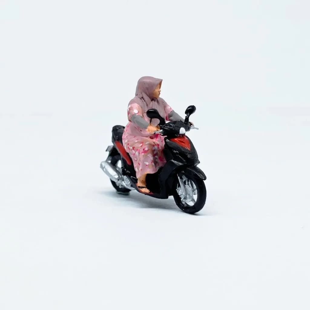 Miniature toy Figure emak emak mio skala 1-64 diorama diecast