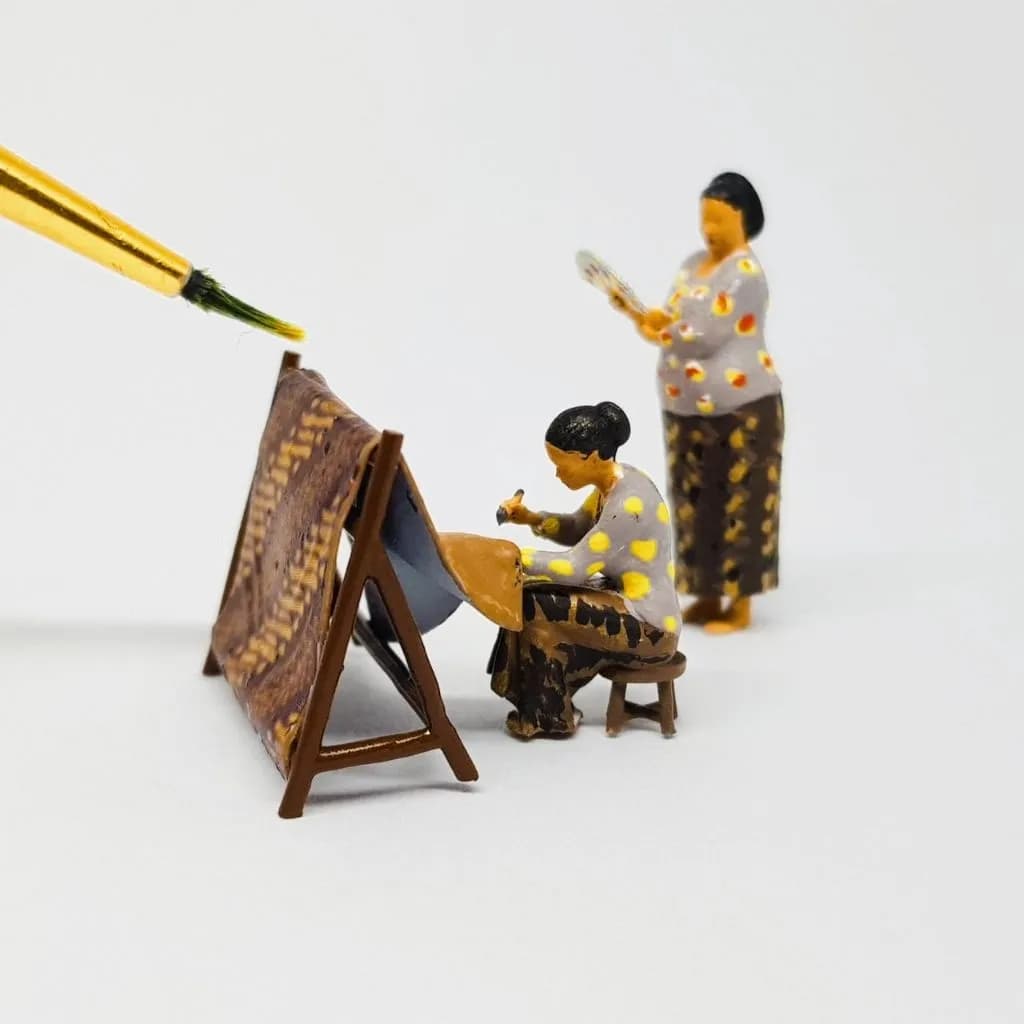 Miniature toy figure ibu Batik dan bu Broto skala 1/64